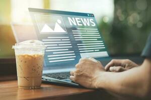 nieuws updates, lezen nieuws online met internet netwerk Bij een cafe Aan vakantie. kant visie van Mens zittend en drinken koffie terwijl in aansluiting op nieuws Aan laptop foto