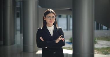 portret van jong vrouw gekleed in formeel bedrijf staand in werkplek. foto