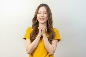 hoopvol maken wens of alsjeblieft, kalmte Aziatisch jong vrouw geloof, hand- in gebed. christen bidden naar god voor vragen, verzoek met Gesloten ogen dromen voor helpen, dank u meditatie geïsoleerd Aan achtergrond. foto