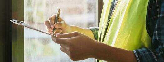 gebouw inspectie, Aziatisch aannemer jong Mens, mannetje inspecteren huis, gereconstrueerd bouw, vernieuwing of controleren defect, voordat af hebben overhandigen het over- naar cliënt, klant. bouwkunde arbeider. foto