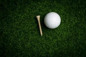 golf bal dichtbij omhoog Aan tee gras Aan wazig mooi landschap van golf achtergrond. concept Internationale sport dat vertrouwen Aan precisie vaardigheden voor Gezondheid ontspanning. foto