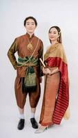 Aziatisch paar in traditioneel Thais kostuum glimlachen geïsoleerd Aan wit achtergrond, Thailand traditioneel cultuur foto