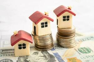 huis model- met stack van munt geld, huis lening, besparing plan, termijn betaling financiën en bank concept. foto