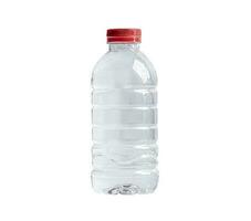 plastic fles water geïsoleerd op een witte achtergrond met uitknippad. foto