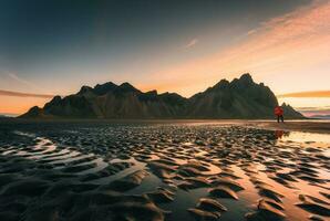 zonsopkomst over- Vestrahorn berg met golfde zwart zand strand in zomer Aan stokksnes schiereiland Bij IJsland foto