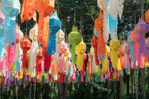 traditioneel van veelkleurig papier lantaarn of yi peng lanna hangende versieren in boeddhistisch tempel foto