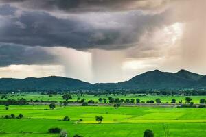 berg groen veld- regenen storm fenomeen foto
