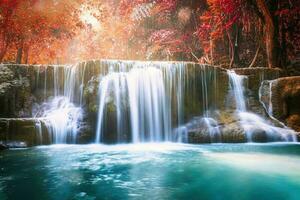 waterval vloeiende in herfst tropisch regenwoud Bij nationaal park foto