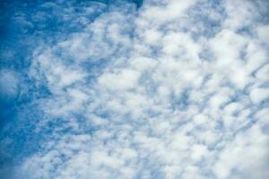 witte wolk op blauwe lucht in zonnige dag foto