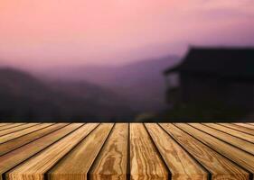 houten tafel top Aan toevlucht met kleurrijk lucht en berg Bij avond foto