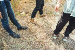 drie Mens slijtage jeans en schoenen foto