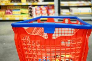 boodschappen doen kar vol van voedsel in de supermarkt foto