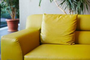 modern geel sofa met kussens in leven kamer Bij huis foto