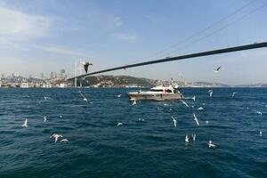 Istanbul, kalkoen 12 januari 2023, veerboot zeil Aan de Bosporus rivier- foto