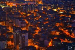 top visie van sneeuw stadsgezicht in Istanbul Bij nacht foto