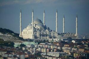 hoog hoek visie van camlica moskee in Istanbul foto