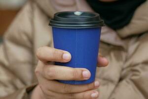 blanco nemen weg kraft koffie Aan hand- foto