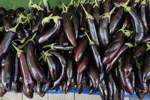 helder Purper aubergine in de centraal markt foto