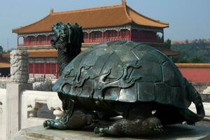 standbeeld van schildpad in Beijing verboden stad. symbool voor universum in taoïstisch filosofie foto