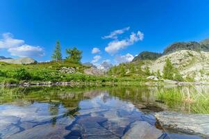 alpine landschap van de Brembana vallei met klein meer en pizza del diavolo foto