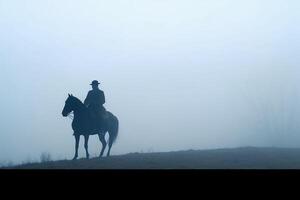 soldaat Aan een paard, mistig Oppervlakte, silhouet. ai generatief foto