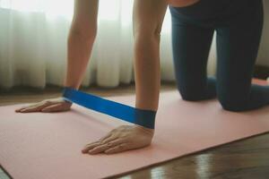 vrouw oefening training in Sportschool geschiktheid breken kom tot rust Holding appel fruit na opleiding sport met halter en eiwit schudden fles gezond levensstijl bodybuilding, atleet bouwer spieren levensstijl. foto