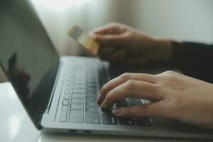 vrouw handen Holding en gebruik makend van cradit kaart voor boodschappen doen online. foto