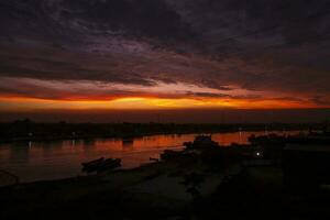 zonsondergang Aan de shitalakshya rivier- in bangladesh. de shitalakshya rivier- is een rivier- in zuiden Azië foto