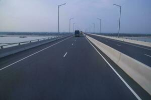 padma overbrugging snelweg asfalt met blauw lucht achtergrond. perspectief visie foto