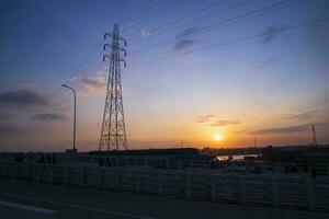 silhouet van de hoog Spanning macht lijn Bij zonsondergang in narayanganj, Bangladesh foto