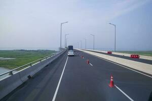 padma overbrugging snelweg asfalt met blauw lucht achtergrond. perspectief visie foto