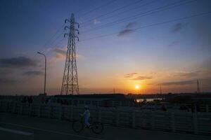 silhouet van de hoog Spanning macht lijn Bij zonsondergang in narayanganj, Bangladesh foto