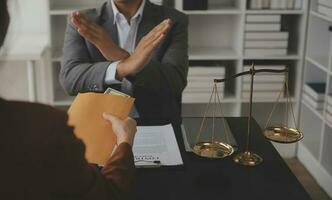 zaken en advocaten bespreken contractpapieren met koperen schaal op bureau in kantoor. wet, juridische diensten, advies, rechtvaardigheid en wet concept foto met film grain effect