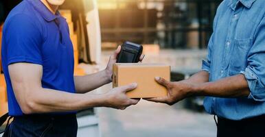 beginnend klein ondernemingen mkb eigenaren Mens ondernemers werken, doos en controleren online bestellingen naar bereiden naar pak de dozen, verkopen naar klanten, mkb bedrijf ideeën online. foto