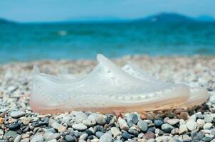 aqua schoenen Aan kiezelsteen strand zomer dag selectief focus foto