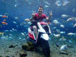 klaten, umbul ponggok, Indonesië, juli 22, 2022, een Mens nemen een foto onder Doorzichtig water