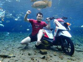 klaten, umbul ponggok, Indonesië, juli 22, 2022, een Mens nemen een foto onder Doorzichtig water