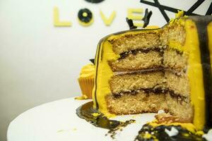 taart met geel glimmertjes Aan top en de woord liefde. foto