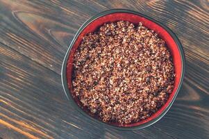 kom van gekookt rood quinoa foto