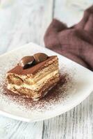 portie tiramisu op het witte bord foto