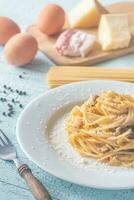 deel van Carbonara met ingrediënten foto