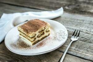 tiramisu in de bord Aan de houten achtergrond foto