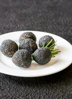 zwart truffel Mozzarella ballen foto