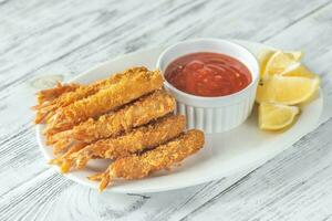 garnaal tempura met saus Aan de bord foto