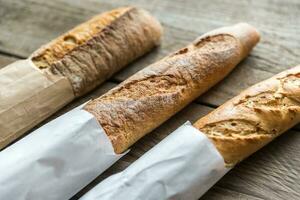 drie stokbrood op de houten achtergrond foto