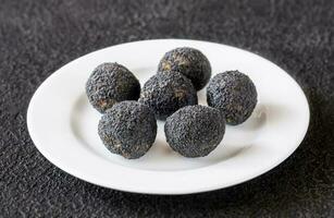 zwart truffel Mozzarella ballen foto
