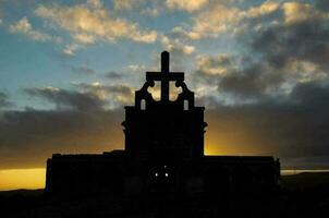 kerk over- de zonsondergang foto