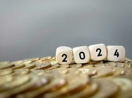 financiën en economie van nieuw jaar concept. 2024 tekst Aan houten kubussen achtergrond. foto
