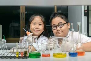 gelukkig twee kinderen maken wetenschap experimenten. foto