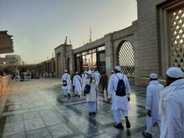 medina, saudi Arabië, mei 2023 - pelgrims van verschillend landen van de wereld zijn binnengaan de historisch jannat ul baqi begraafplaats van medina. foto